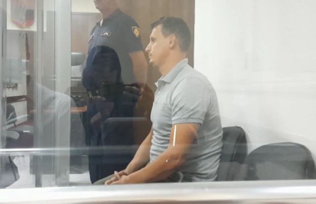 I përlotur, Arsen Muskurti që vrau vëllanë dhe kunatën shfaqet i penduar