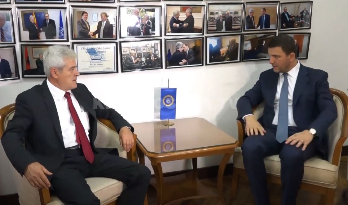 Krasniqi çmohet për lidership në PDK, gjatë vizitës në Shkup (VIDEO)