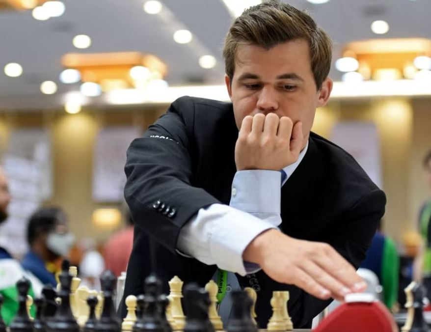 Kampioni botëror i shahut, Magnus Carlsen akuzon rivalin Niemann për mashtrim në lojë