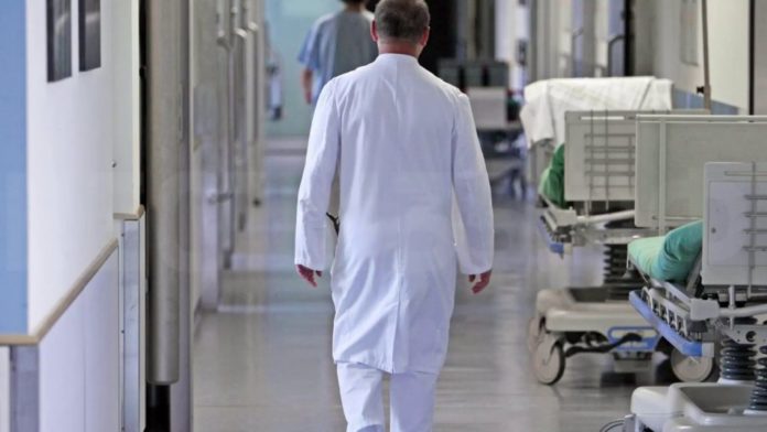 Hapet konkursi për specializime në 37 lëmi për mjekët, stomatologët dhe farmacistët