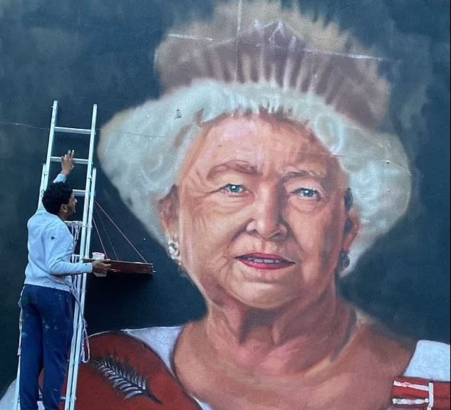 Murali i Mbretëreshës Elizabetë i realizuar nga dy artistë bëhet viral, disa e krahasojnë me Trumpin (FOTO)