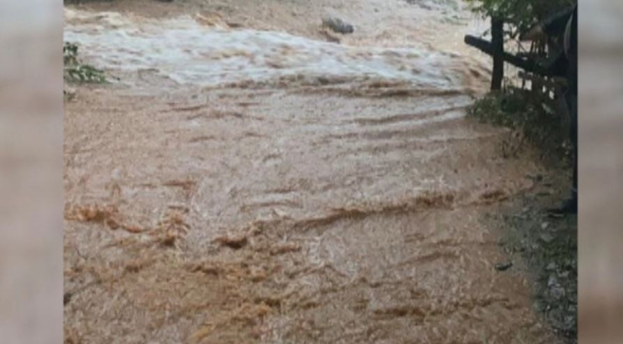 Reshjet shkatërruan 22 ura, kryebashkiaku i Tropojës: Duhet ndërhyrje emergjente