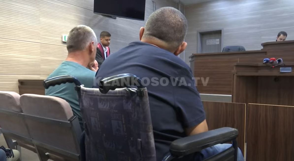 “Mjeku më zhveshi në oborr të QKUK-së” (VIDEO)