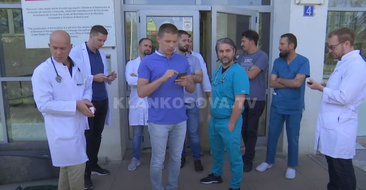 Pas 21 shtatorit, specializantët protestojnë çdo ditë (VIDEO)