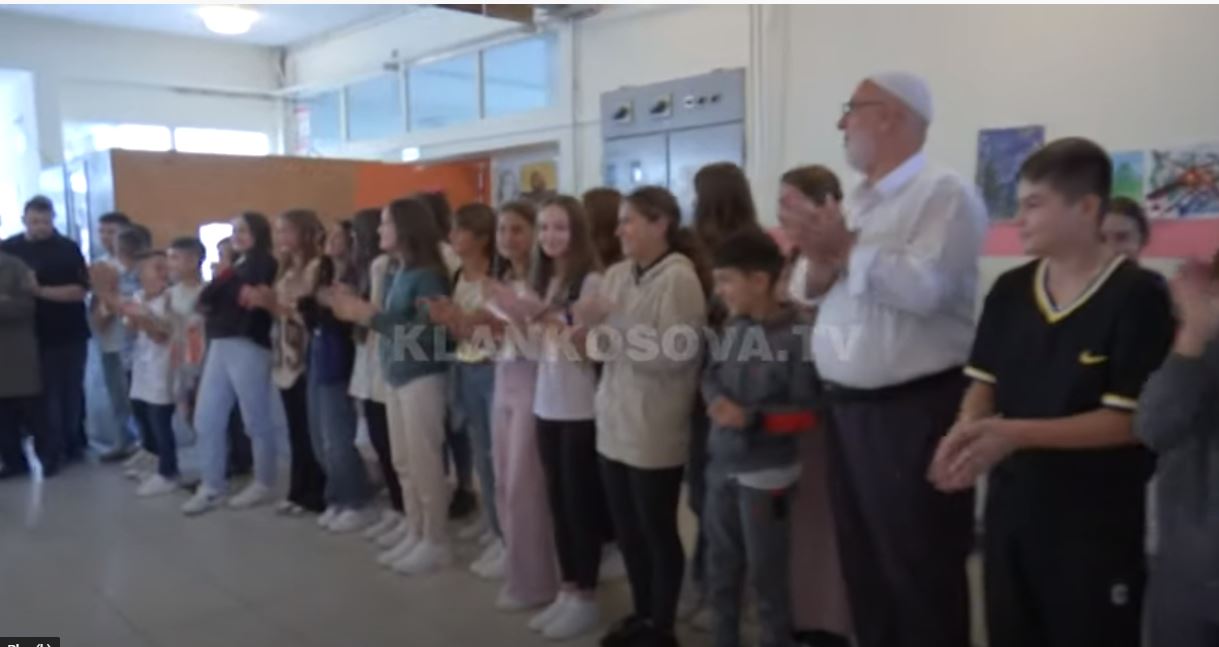 Shqiptarët “këndojnë” himnin serb (VIDEO)