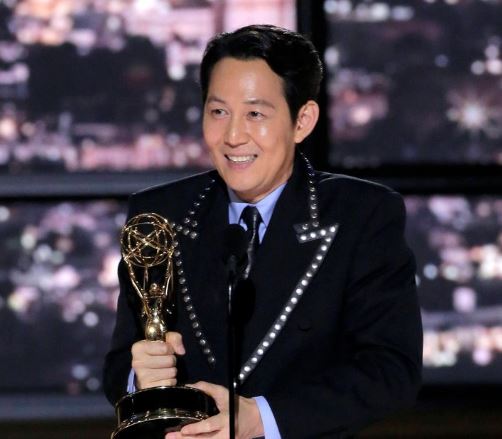 Ylli i “Squid Game” Lee Jung-jae bën histori në Emmy Awards 2022