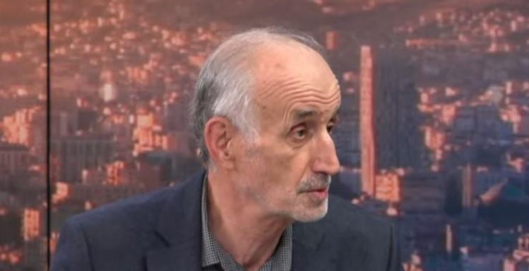 Profesori shqiptar: Kur bëni foto, mos thoni “cheese”, por “gjizë”