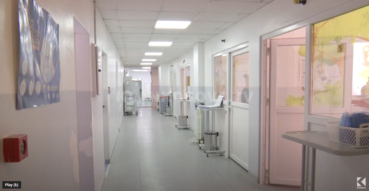 Pacientët me tuberkuloz kanë dhoma të ndara, por banja të përbashkëta (VIDEO)