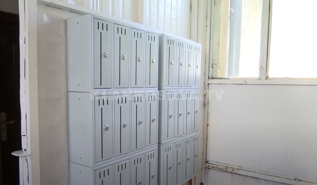 Kutitë postare shqetësojnë banorin (VIDEO)