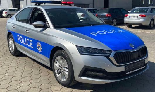 Policia ndërhyn në një rast dhune në familje, goditen me veturë nga i dyshuari