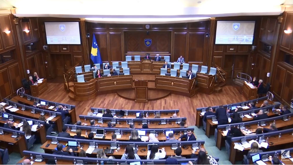 Deputetët mbajnë minutë heshtje, akademiku vdiq vitin e kaluar (VIDEO)