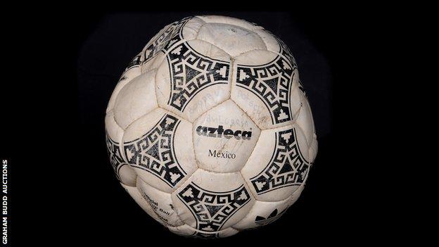 Topi i golit të Maradonës, “Dora e Zotit” pritet të shitet 3.5 milionë euro