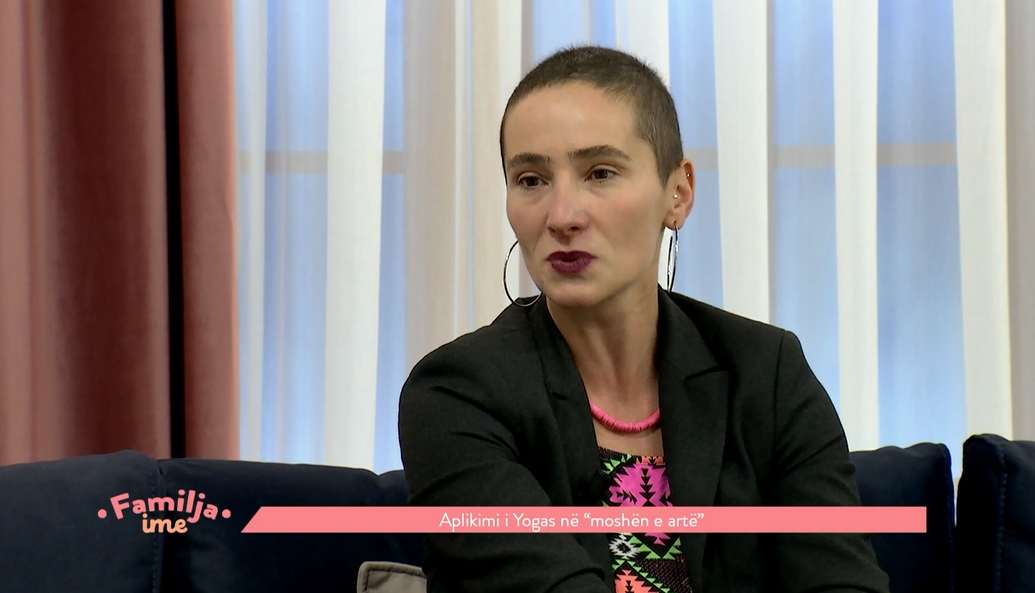 Instruktorja e jogës: Kjo disiplinë ndikon pozitivisht tek njerëzit (VIDEO)