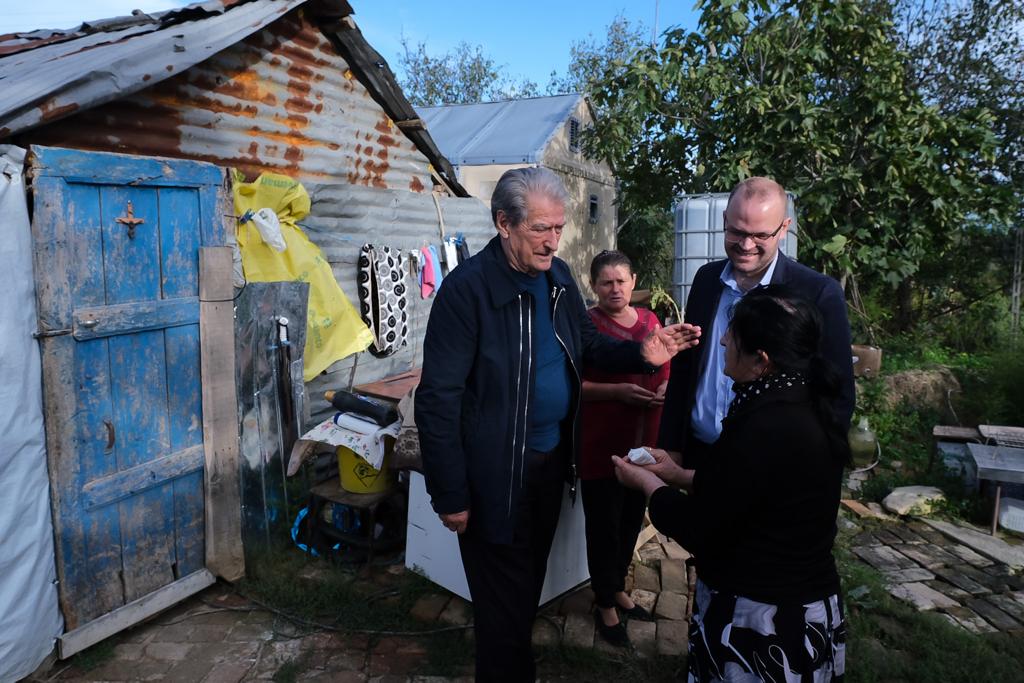 Berisha vizitë në një familje të prekur nga tërmeti: Kjo qeveri e pashpirt ka shpërdoruar 1 miliard euro