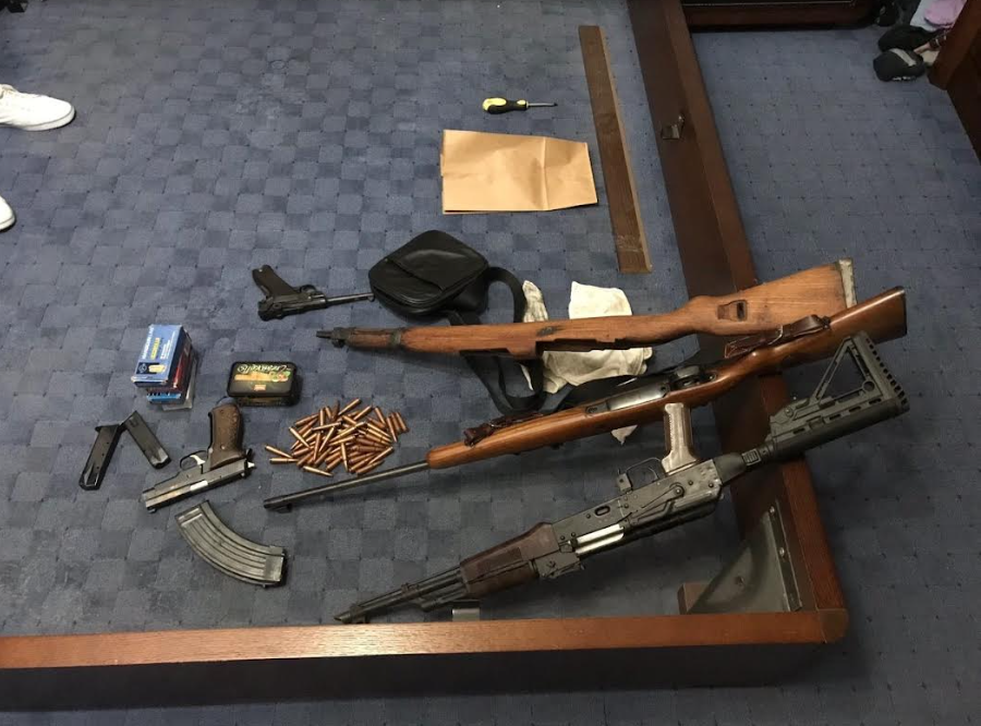 Policia arreston 14 persona në tri raste të ndara, konfiskohen armë e kanabis