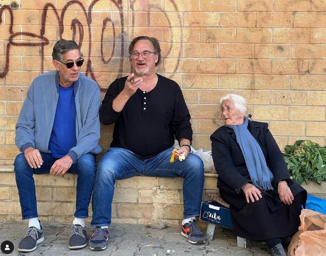 Jim Belushi në Shqipëri, fotografohet me një nënë që shet perime