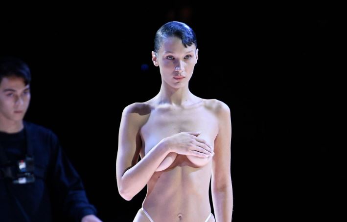 Bella Hadid doli e zhveshur, ia bëjnë live fustanin në sfilatën e modës (VIDEO)