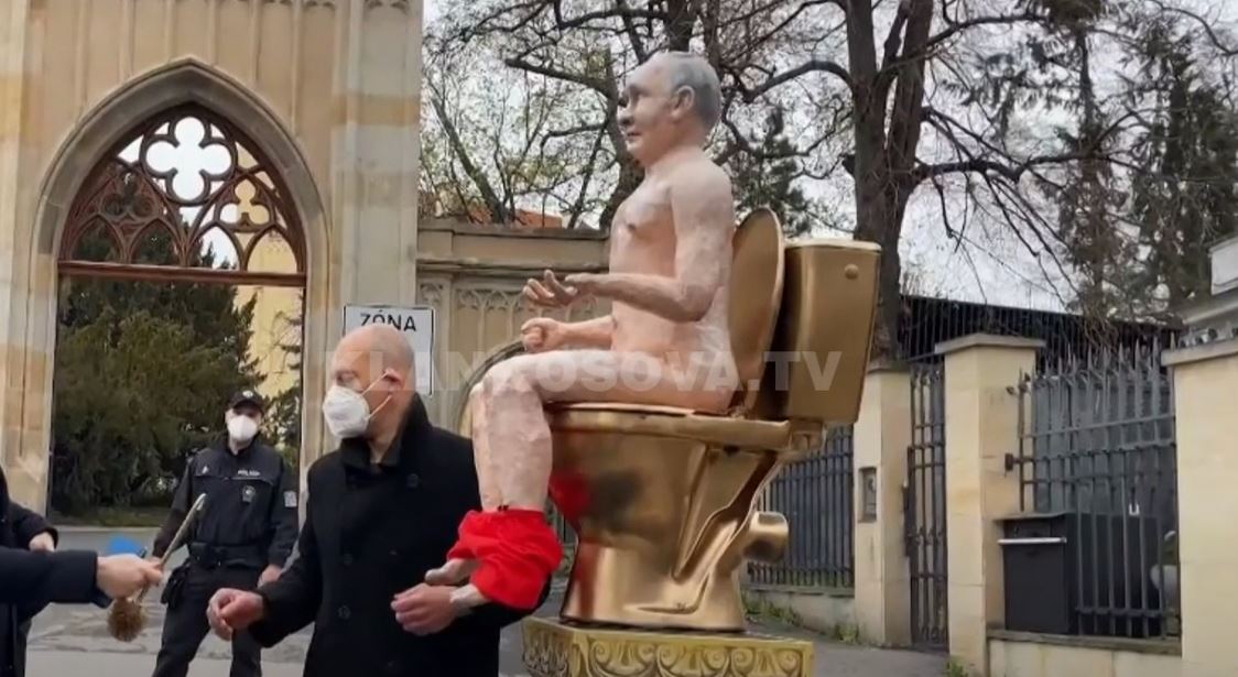 Ditëlindja e 70, urime e mallkime për Putinin (VIDEO)
