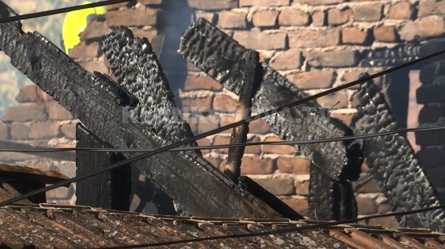 Digjet shtëpia, banorja te mjeku (VIDEO)
