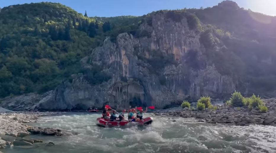 Shtohen vizitorët në Përmet, operatorët lokalë: Sezoni të vazhdojë edhe në dimër (VIDEO)
