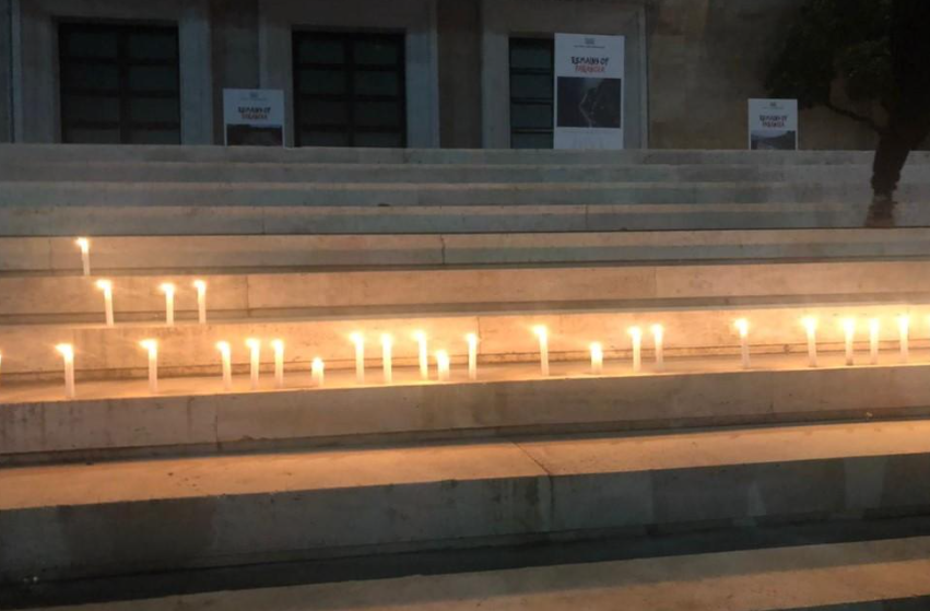 Qytetarët ndezin qirinj para kryeministrisë, mbyllet protesta për Lear Kurtin