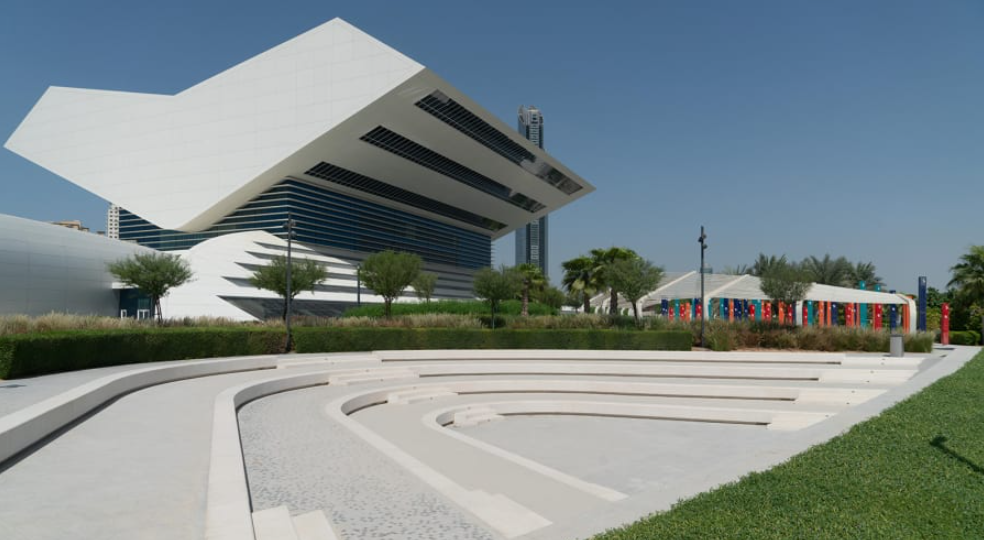 Biblioteka mahnitëse në formë të librit në Dubai, me mbi 1.1 milionë vepra (FOTO)