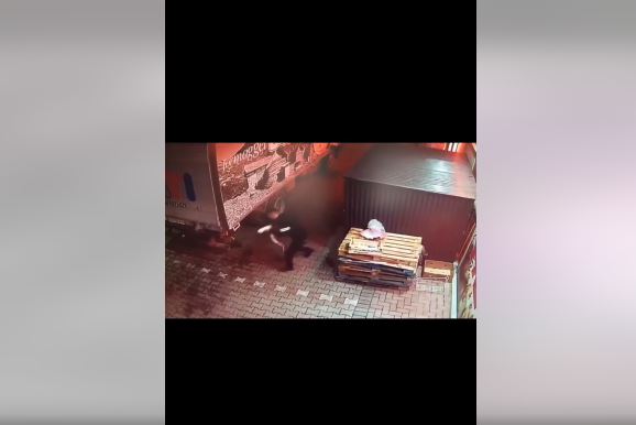 Policia kërkon identifikimin e të dyshuarit që u pa duke fshehur drogën në një kamion (VIDEO)