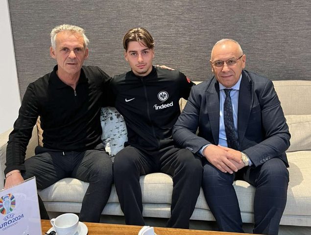 Talenti i Eintracht Frankfurtit vendos të luajë për Kosovën
