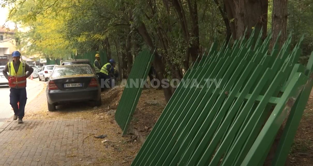 Komuna e Prishtinës largon rrethojat dhe liron trotuaret te parku i qytetit (VIDEO)