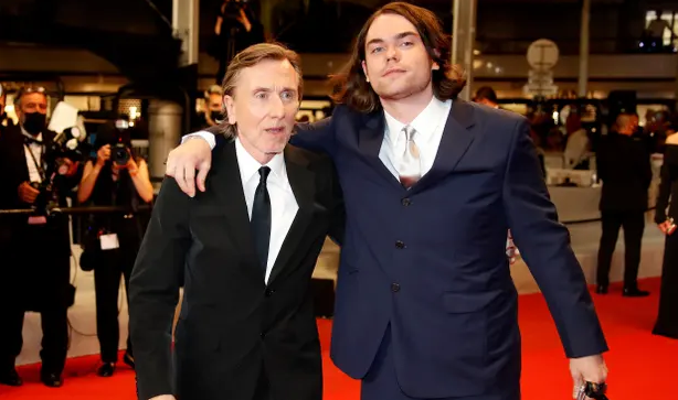 Vdiq muzikanti Cormac, djali i aktorit Tim Roth (VIDEO)