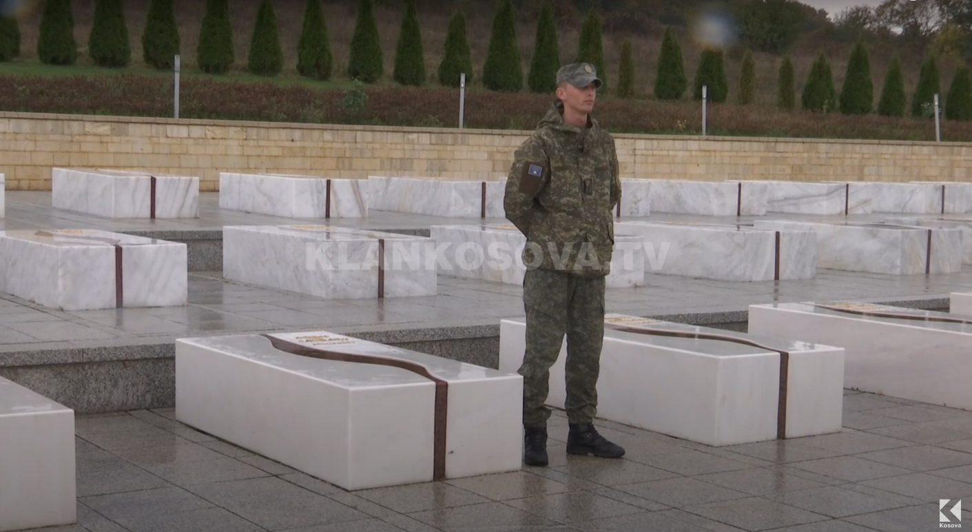 Vizitorja vjedh shkronjat nga varri i Adem Jasharit (VIDEO)