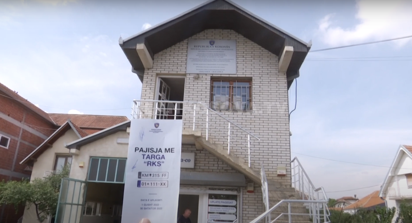 Vetëm 18 serbë ndërruan targat në RKS (VIDEO)