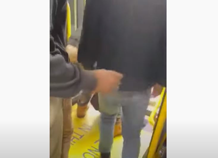 Disa persona e hedhin jashtë autobusit një grua (VIDEO)
