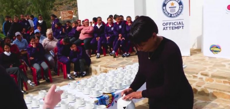 Gruaja përgatit 249 filxhanë çaj në një orë për rekordin botëror të Guinness