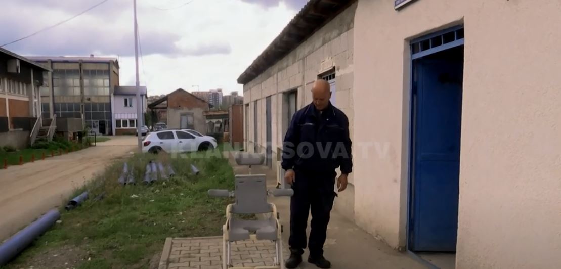 QKUK me asnjë karrocë tualeti për pacientët e rritur dhe me vetëm një për fëmijë (VIDEO)