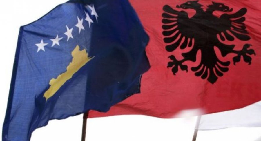 Dy të mitur heqin flamujt nga pullazi i një shtëpie në Vushtrri
