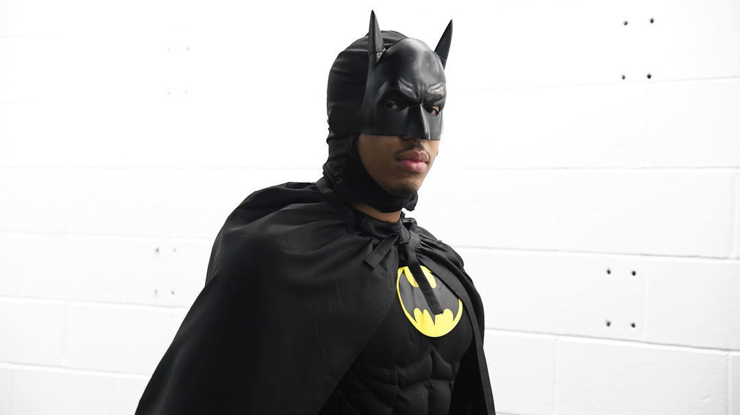 Basketbollisti i Boston Celtics paraqitet me kostum të "Batman" për Halloween (VIDEO)