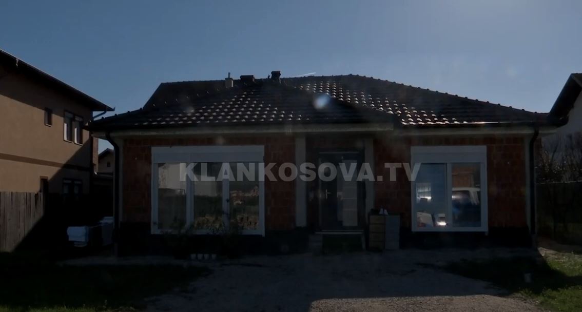 Mitrovicasit i konfiskohet telefoni, fqinjët e akuzojnë për fotografim (VIDEO)