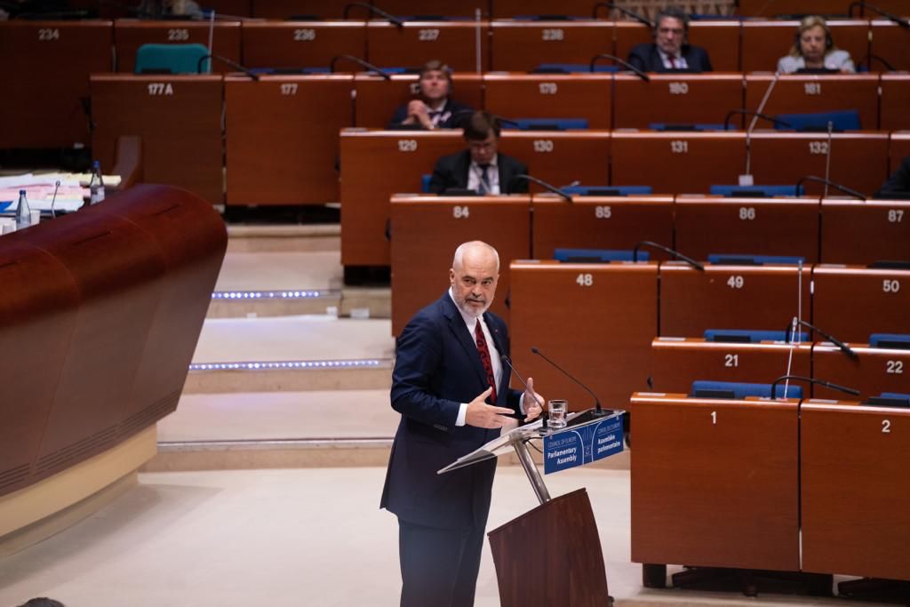 Debat në Parlamentin shqiptar: PD-ja e quan të dëmshëm për Kosovën fjalimin e Ramës në KiE, PS-ja e mbron