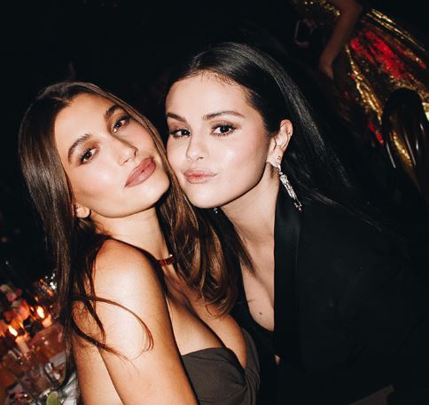 Selena Gomez dhe Hailey Bieber bëhen bashkë dhe ‘bombarduan’ internetin