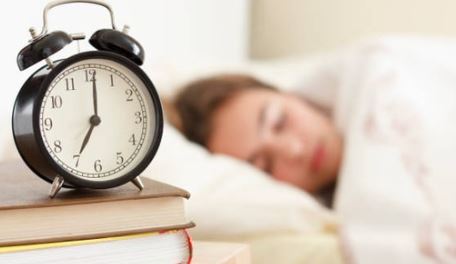Studim: Vendosja e një orari të gjumit mund t'i ndihmojë adoleshentët të flenë më shumë