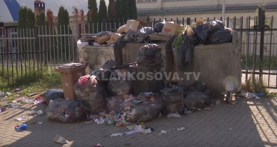Plot bërllok para shkollës ekonomike (VIDEO)