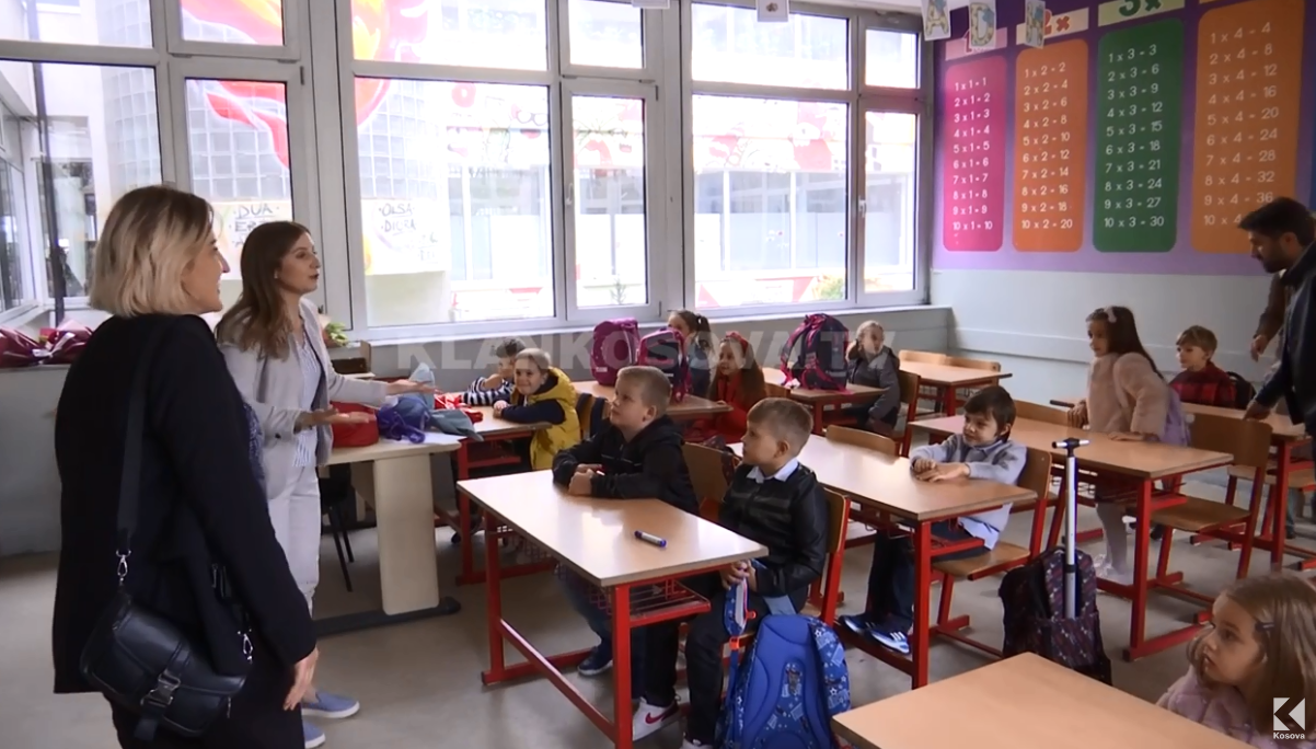 Fillimit të vitit shkollor i gëzohen shumë ata që nisën klasën e parë (VIDEO)