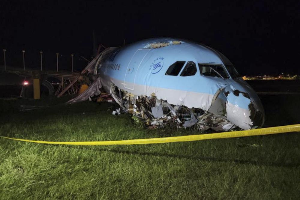 Aeroplani rrëshqet jashtë pistës, shpëtojnë pa lëndime 173 udhëtarët (VIDEO)