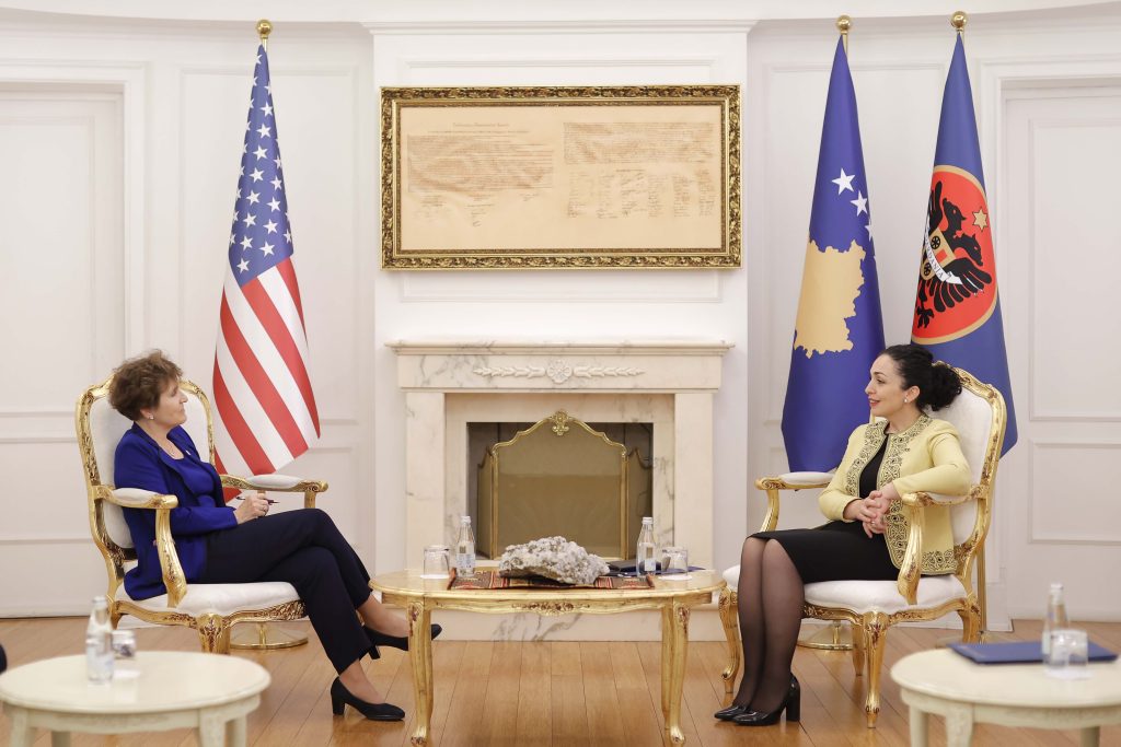 Miliona investime të Amerikës e sollën vajzën e Albrightit në Kosovë