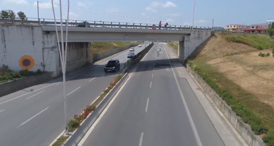Rrëmbehet një person në autostradën Tiranë-Durrës