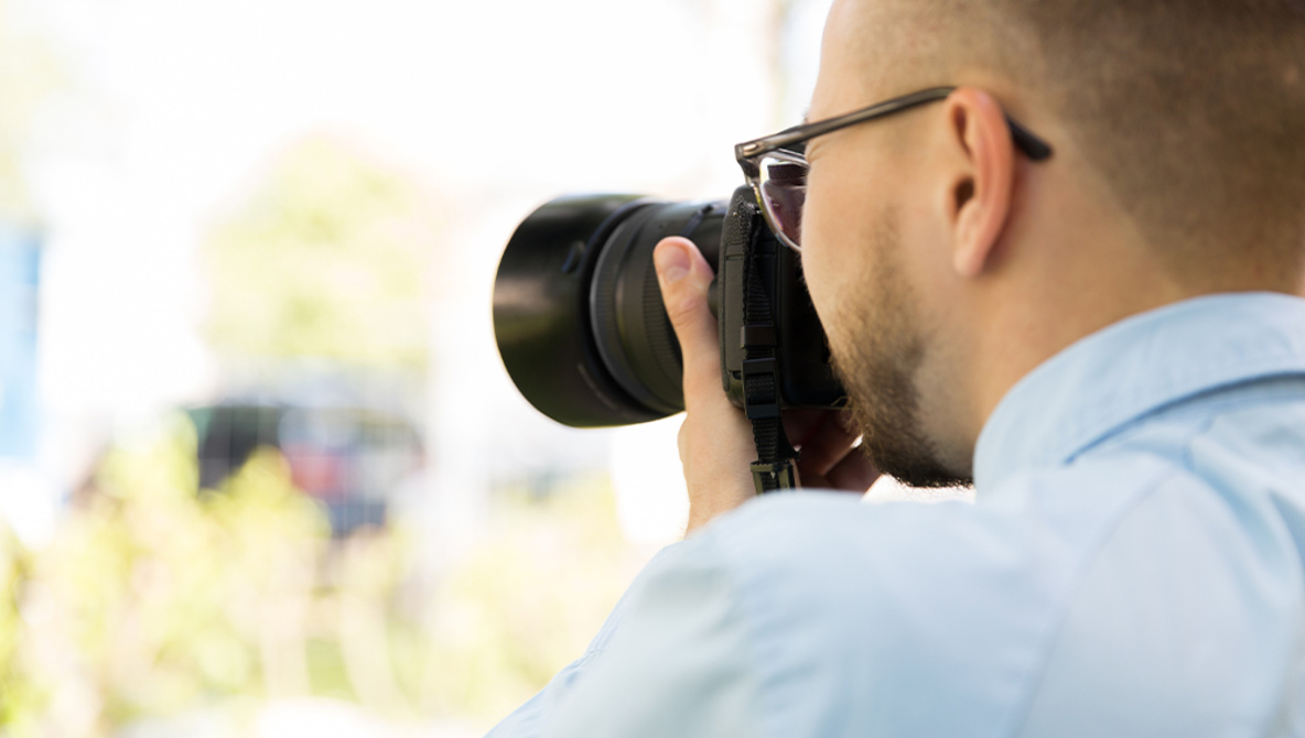 Një burrë thotë se fqinji i tij vazhdimisht e fotografon sa herë del nga shtëpia