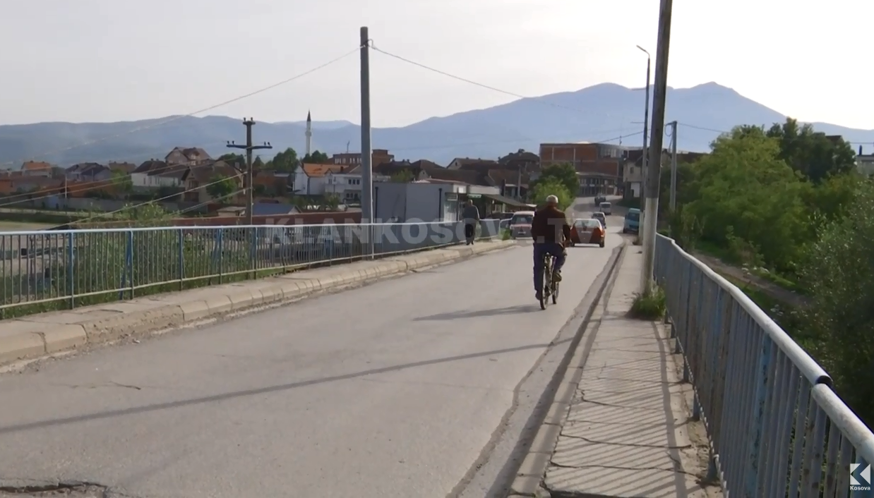 Banorët e Rogovës ndihen të rrezikuar nga ura e vjetruar (VIDEO)