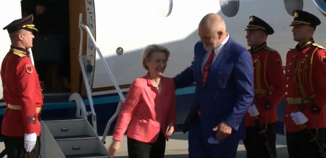 Von der Leyen arrin në Tiranë, pritet nga Rama (VIDEO)