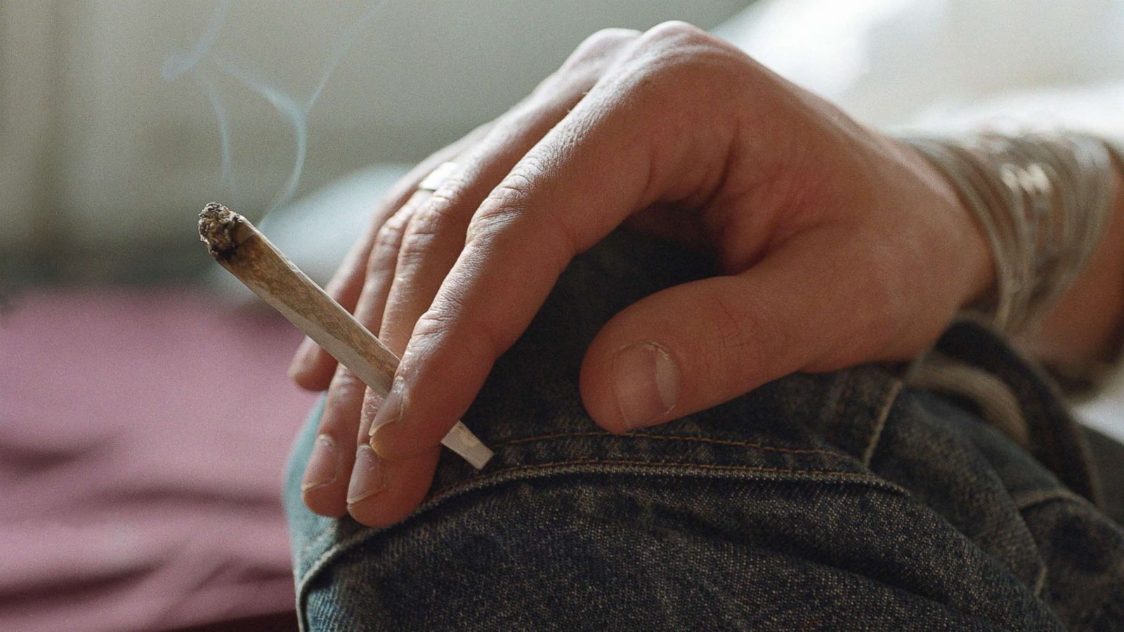 Studimi zbulon se tymi i marihuanës dëmton mushkëritë e duhanpirësve